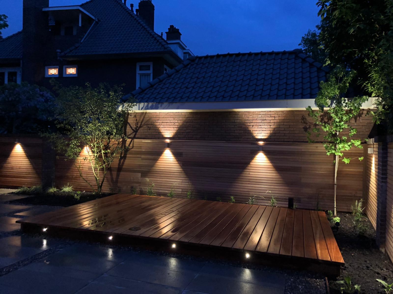 Sfeervol verlichte tuin